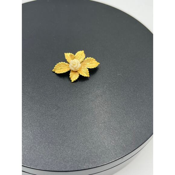 Wells Vintage 14K Gold Filled Rose Flower Leaf Carved Pin Brooch - Picture 3 of 10